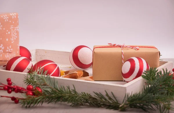 Presente de Natal e ornamentos com pinheiros sobre um backgrou de madeira — Fotografia de Stock