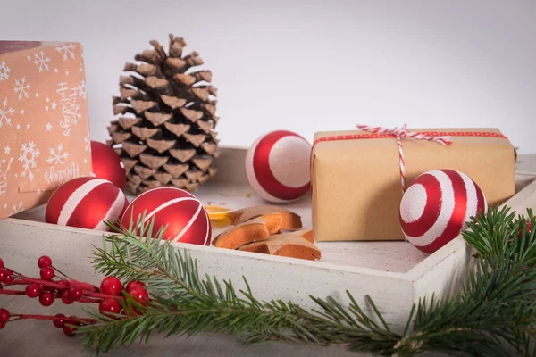 Regalo di Natale e ornamenti con pino su un backgrou di legno — Foto Stock
