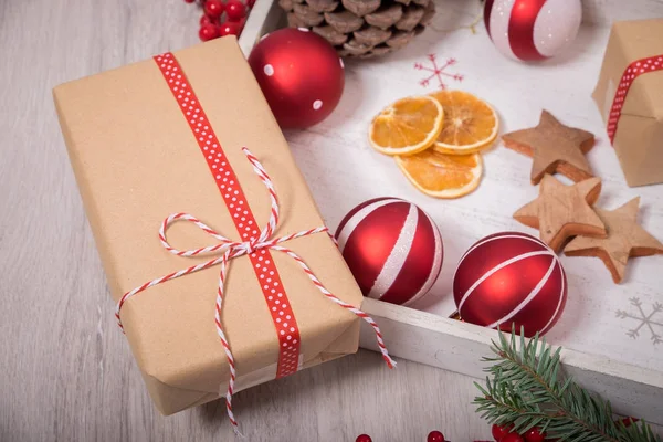 Presente de Natal e ornamentos com pinheiros sobre um backgrou de madeira — Fotografia de Stock