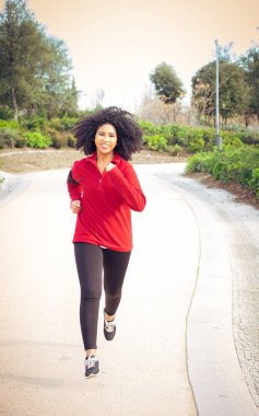 Kulaklık, akıllı saat çalışan güzel sporcu kadın ve 