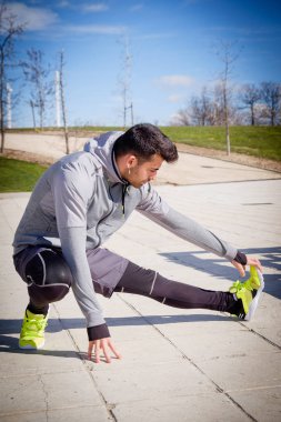 Genç atletik erkek çalıştırmadan önce hazırlanıyor.