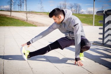 Genç atletik erkek çalıştırmadan önce hazırlanıyor.