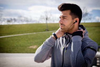 Genç atletik erkek çalıştırmadan önce hazırlanıyor.