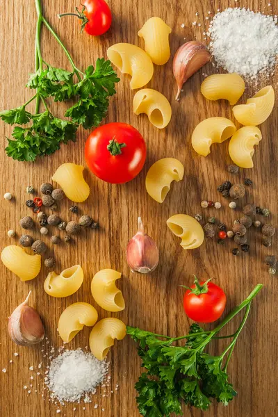 Biber, domates ve baharat ile makarna