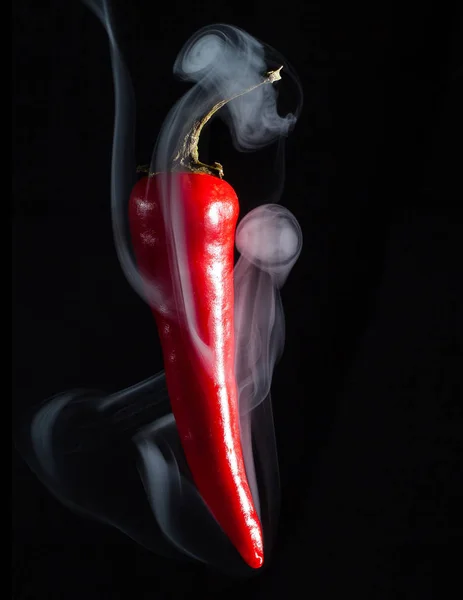 Siyah arkaplanda kırmızı biber