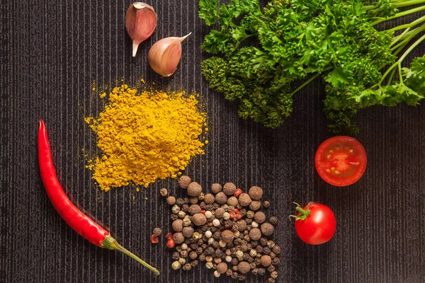 bir kara tahta üzerinde baharat