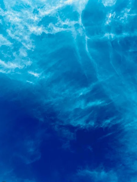 Zanurz Się Głębokie Błękitne Niebo — Zdjęcie stockowe