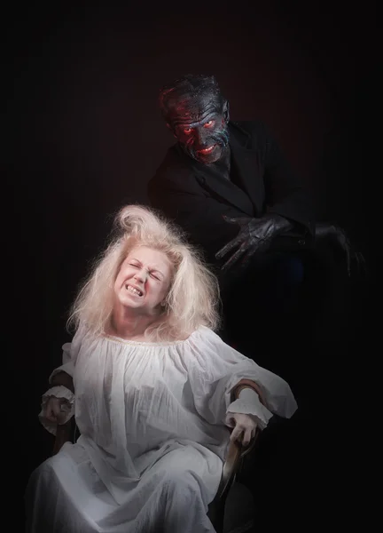 Koszmar - kobieta i potwór — Zdjęcie stockowe