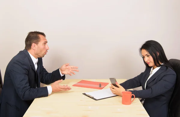 Empresarios sentados a la mesa — Foto de Stock