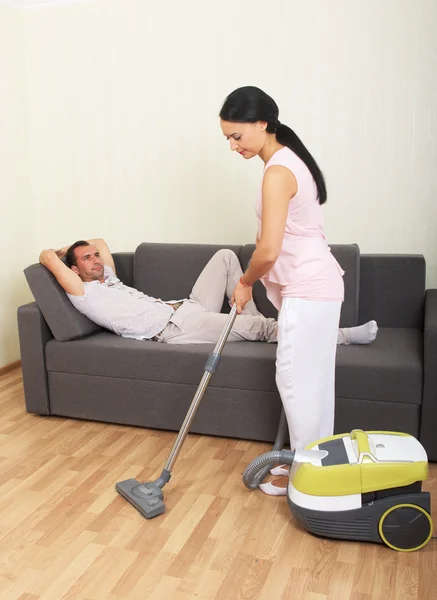 Stofzuigen van vrouw en man rust — Stockfoto