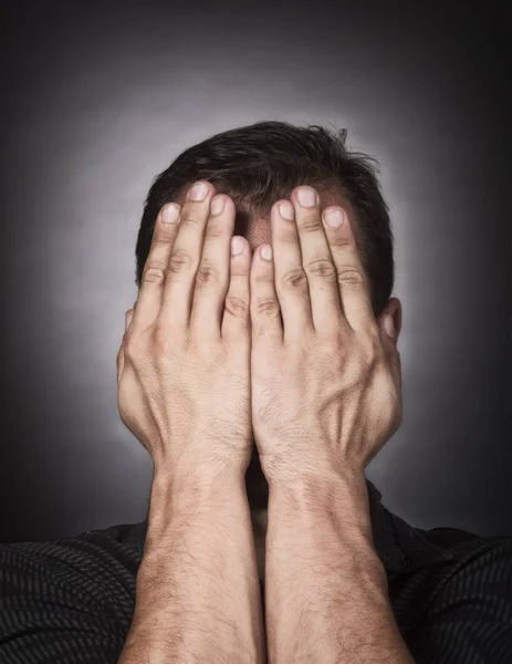 Homem estressado cobrindo seu rosto — Fotografia de Stock