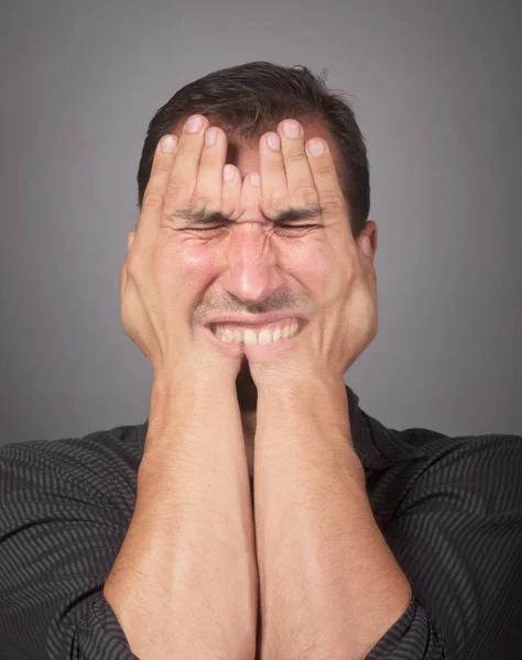 Стрессовый человек закрывает лицо — стоковое фото