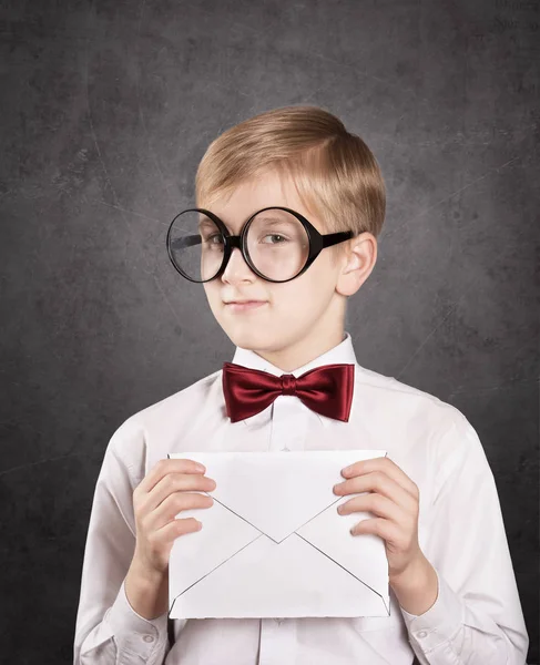 Niño con una carta — Foto de Stock