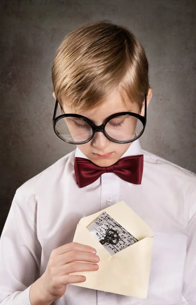 Мальчик с письмом — стоковое фото