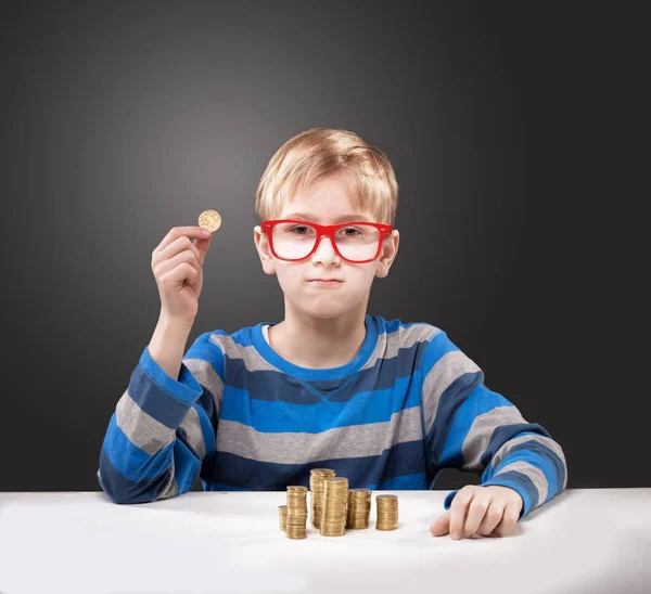 Мальчик с деньгами — стоковое фото