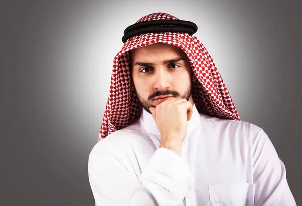 Hombre árabe pensativo — Foto de Stock