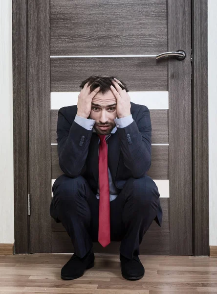 Homem inseguro esperando por uma entrevista de emprego — Fotografia de Stock