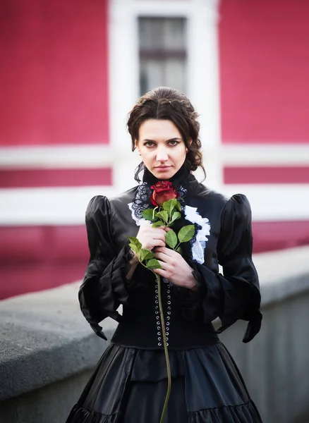 Signora con una rosa rossa — Foto Stock