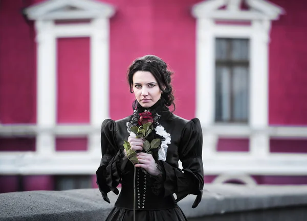Señora con una rosa roja — Foto de Stock