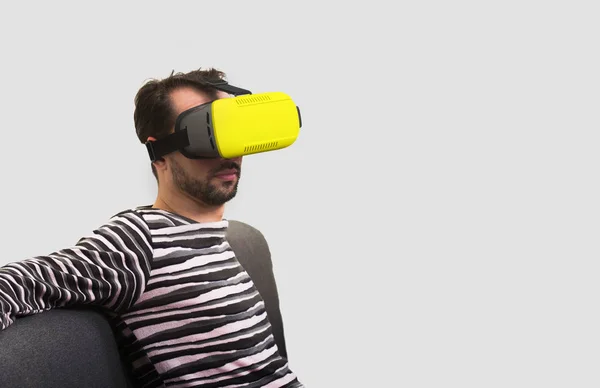 Hombre con gafas de realidad virtual — Foto de Stock