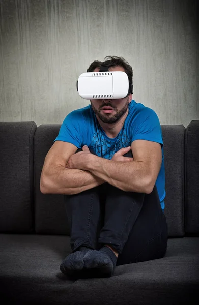 Uomo che indossa occhiali di realtà virtuale — Foto Stock