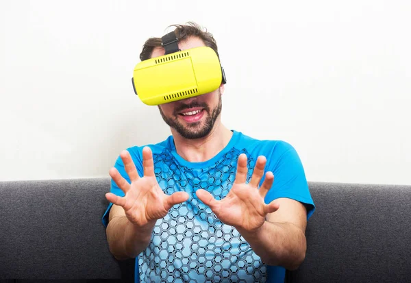 Uomo che indossa occhiali di realtà virtuale — Foto Stock