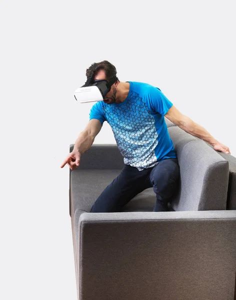 Hombre con gafas de realidad virtual — Foto de Stock