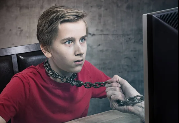 Подросток прикован к своему компьютеру. Концепция зависимости . — стоковое фото