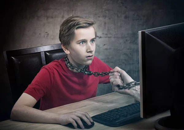 Подросток прикован к своему компьютеру. Концепция зависимости . — стоковое фото