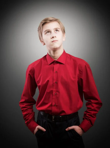 Studioporträt eines denkenden Teenagers. — Stockfoto