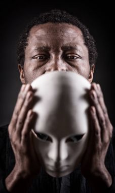 Afrikalı zenci beyaz maske ile dramatik sanat portre.