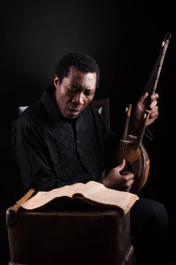 Etnik müzik aleti ile Afrikalı zenci