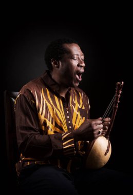 Etnik müzik aleti ile Afrikalı zenci