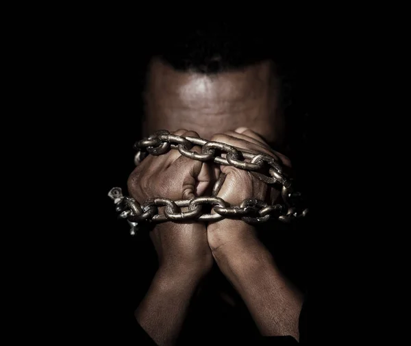 Homem negro em correntes — Fotografia de Stock