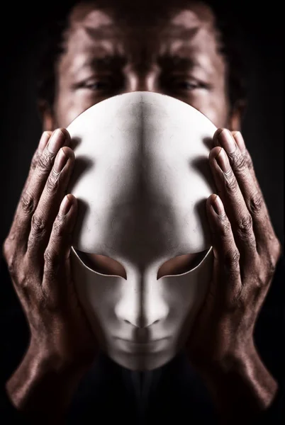 Retrato de arte dramático del hombre negro africano con máscara blanca . — Foto de Stock