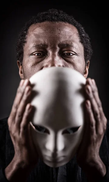 Drámai művészet a fehér maszk afrikai fekete férfi portréja. — Stock Fotó