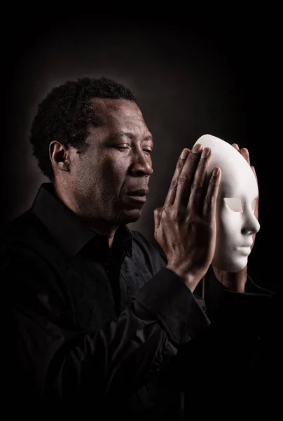 Драматичний художній портрет чорношкірого африканця з білою маскою . — стокове фото