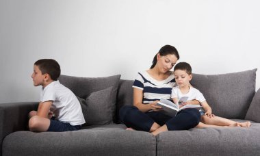 Anne oğluyla ilginç bir kitap okur. Kıskançlık kavramı.