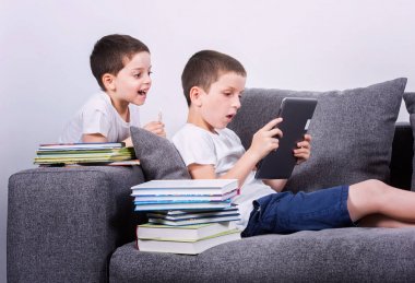 Çocuklar kanepede tablet Pc kullanma. 