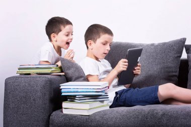 Çocuklar kanepede tablet Pc kullanma. 