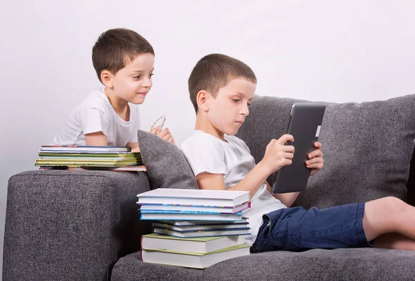 Хлопці використовують планшетний ПК на дивані . — стокове фото