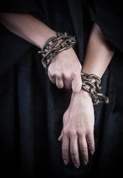 Τα χέρια σε αλυσίδες. Γυναίκα κρατούμενος έννοια. Εικόνα Αρχείου