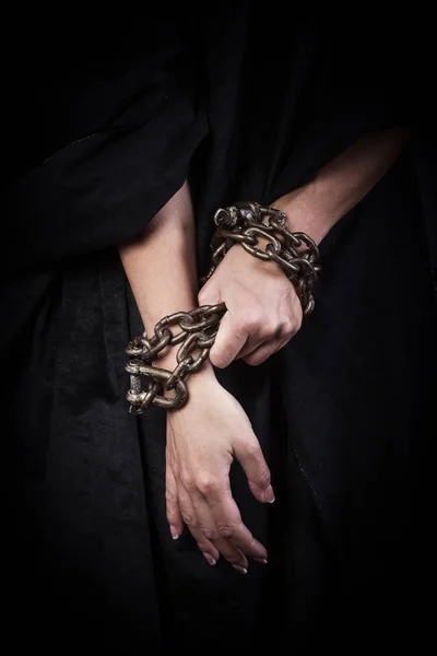 Τα χέρια σε αλυσίδες. Γυναίκα κρατούμενος έννοια. Royalty Free Φωτογραφίες Αρχείου
