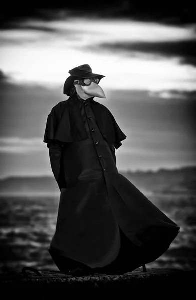 Plague doctor in sunset. Outdoor portrait. — Stock Photo, Image
