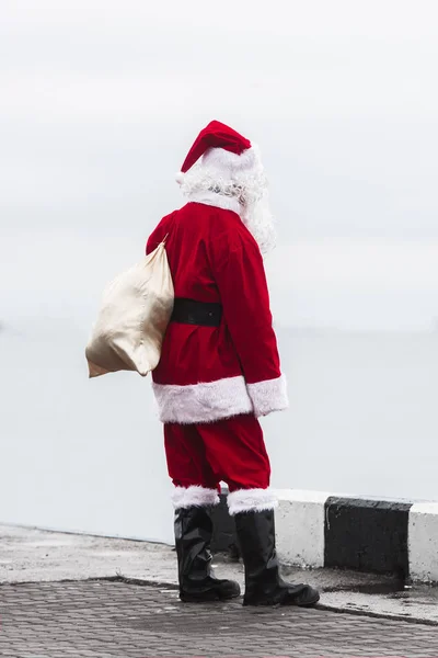 Santa claus patrząc okiem na odległość. — Zdjęcie stockowe
