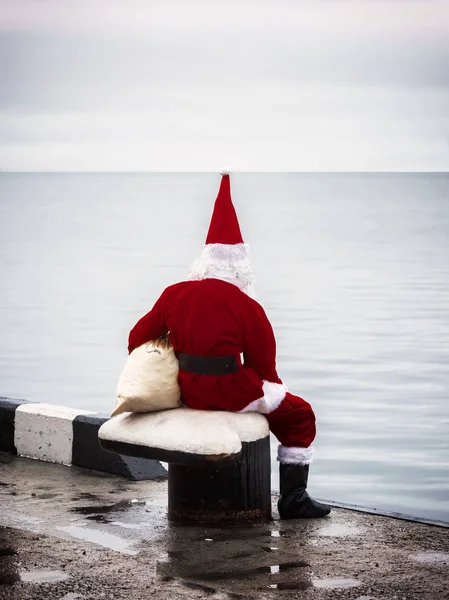 Babbo Natale guarda in lontananza. Il concetto di solitudine . — Foto Stock