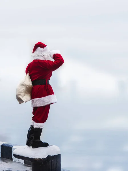 Santa claus patrząc okiem na odległość. — Zdjęcie stockowe
