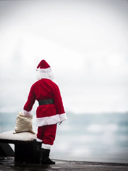Santa claus patrząc okiem na odległość. Pojęcie samotności. — Zdjęcie stockowe