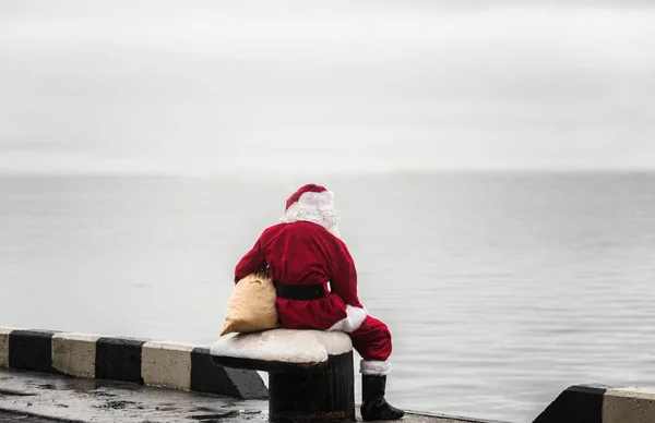 Santa claus patrząc okiem na odległość. Pojęcie samotności. — Zdjęcie stockowe