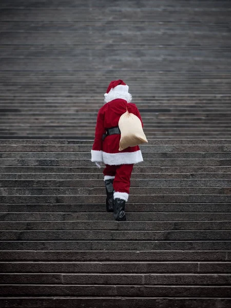 Santa claus gå i trappor. Närvarande leverans koncept . — Stockfoto